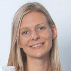 Headshot of Tracy.
